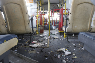 Passageiro ferido em ataque a ônibus na Avenida Brasil é transferido para unidade particular