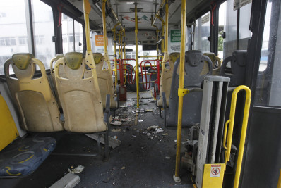 Vídeo! Veja como ficou o interior do ônibus atacado por bomba na Avenida Brasil