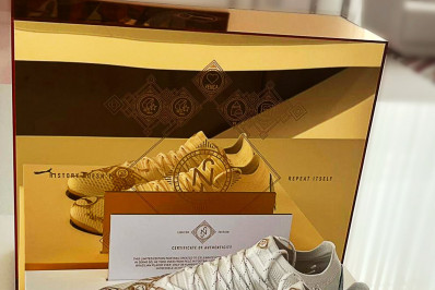 Neymar presenteia Romário com chuteira comemorativa por recorde na Seleção