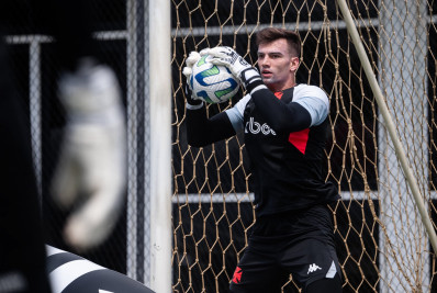 Léo Jardim pode se tornar o segundo jogador da história do Vasco a atuar nas 38 rodadas do Brasileirão