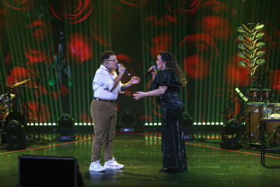 Daniel Garcia, a Gloria Groove, canta ao lado da mãe em show no Rio