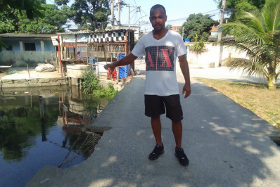 Ponte que liga bairros ameaça cair em São Gonçalo