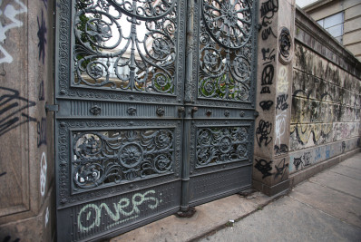 Patrimônio histórico, Palácio do Catete é alvo de pichações e tem gradil quebrado