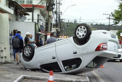Motorista capota com carro no centro de Maricá