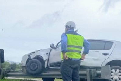 Motorista roda o carro e vai parar na grade de proteção em Rio Bonito