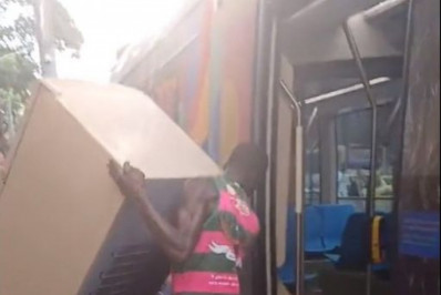 Viralizou! Passageiro entrando com geladeira no VLT chama atenção nas redes sociais 