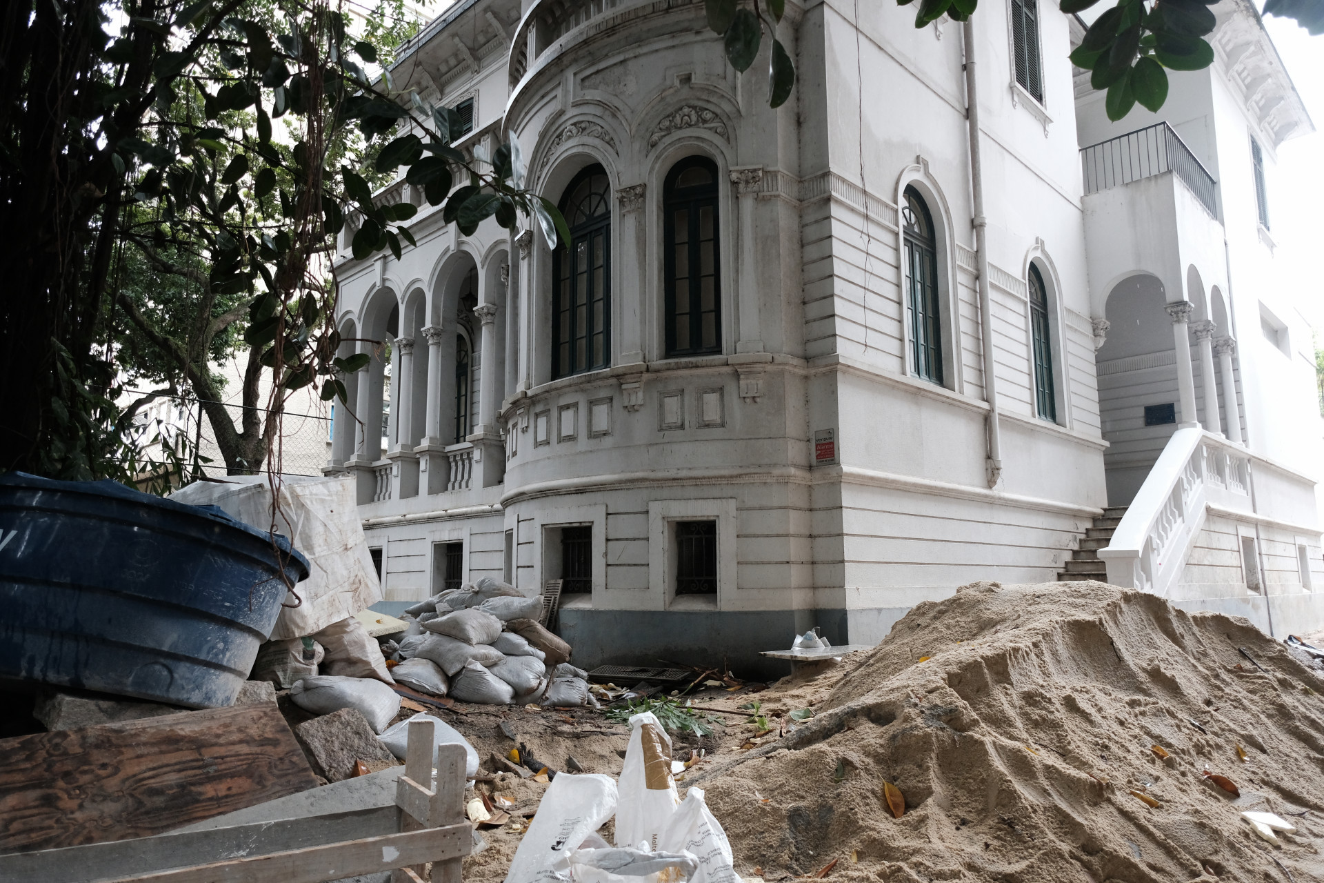 Antiga casa do jurista Afonso Arinos fica em Botafogo - Pedro Ivo / Ag&ecirc;ncia O Dia                                                                                                                                                                                                                                                     