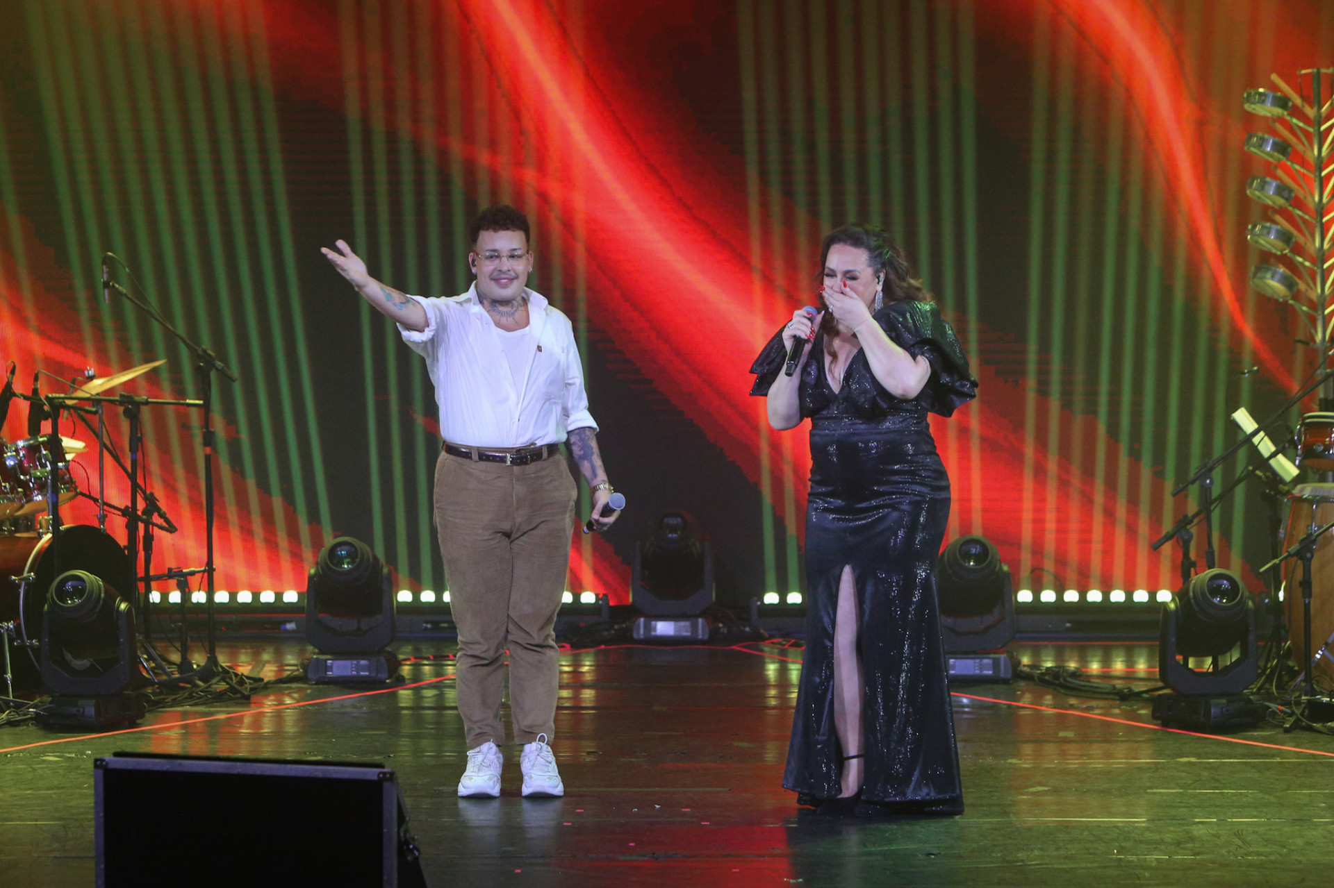 Daniel Garcia, a Gloria Groove, canta ao lado da mãe - Bento/ AgNews