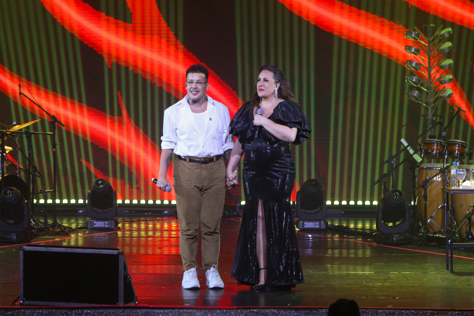 Daniel Garcia, a Gloria Groove, canta ao lado da mãe - Bento/ AgNews