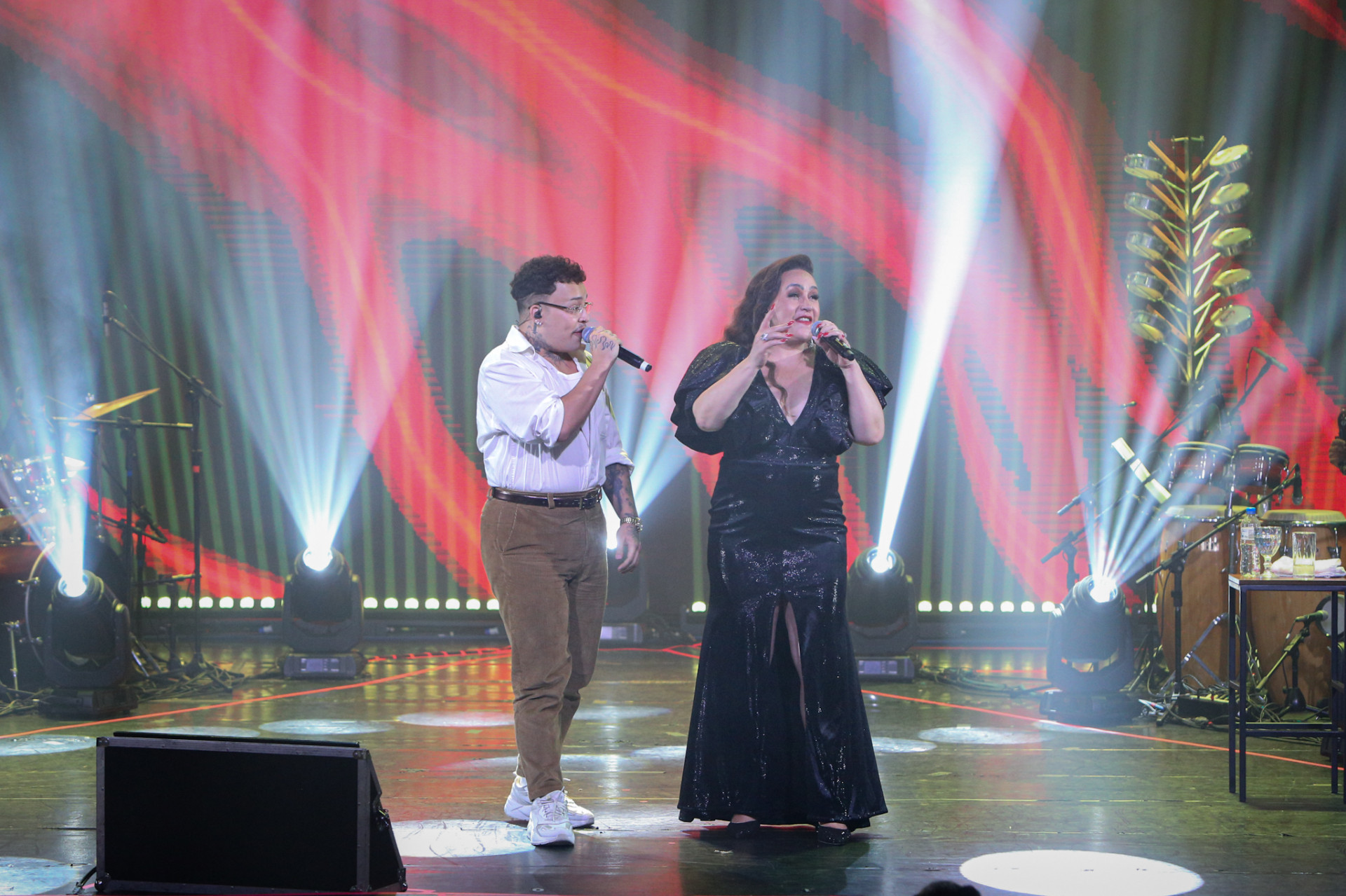 Daniel Garcia, a Gloria Groove, canta ao lado da mãe - Bento/ AgNews