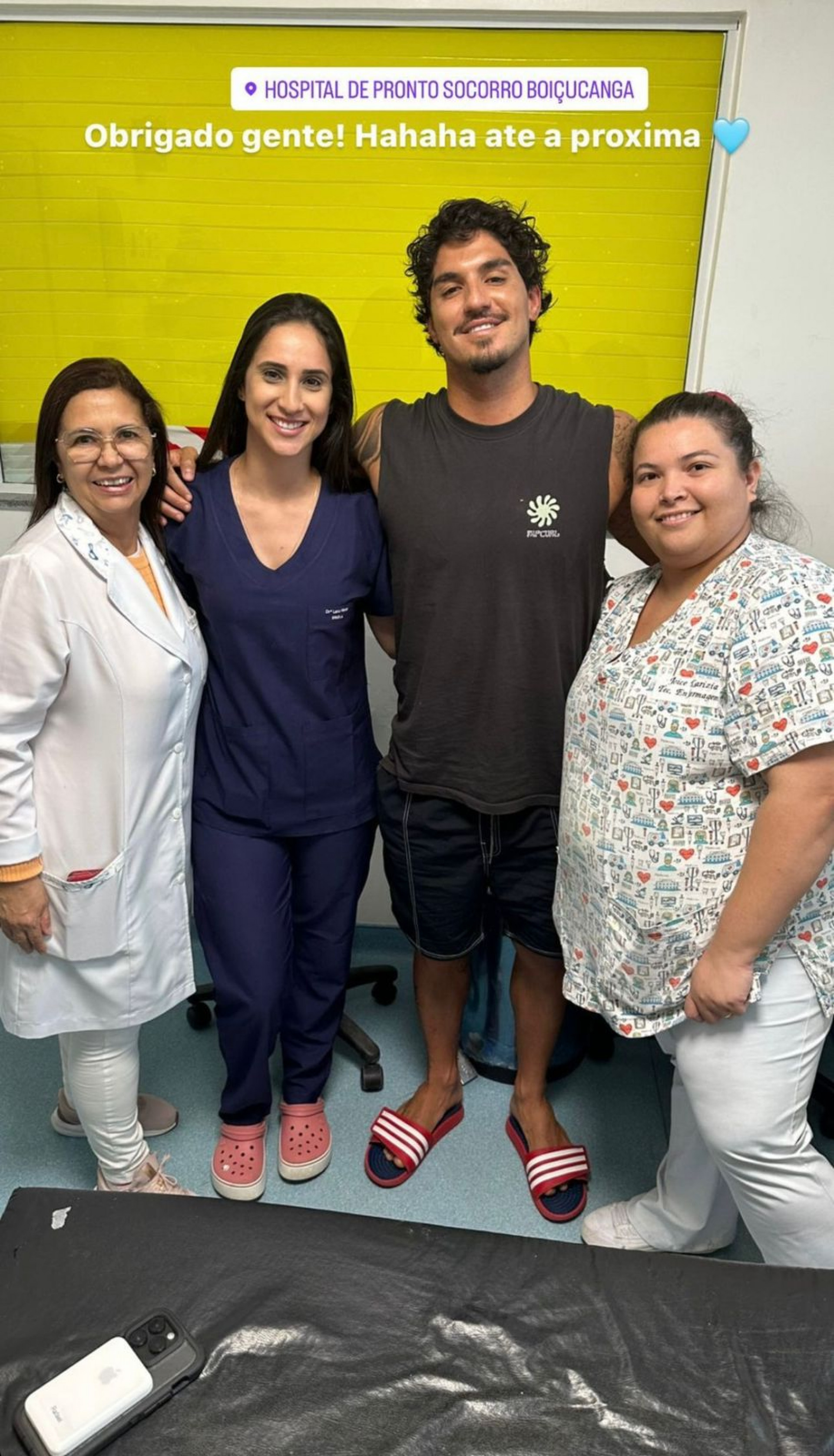 Gabriel Medina e enfermeiras, após o surfista machucar a cabeça
 - Reprodução / Instagram 