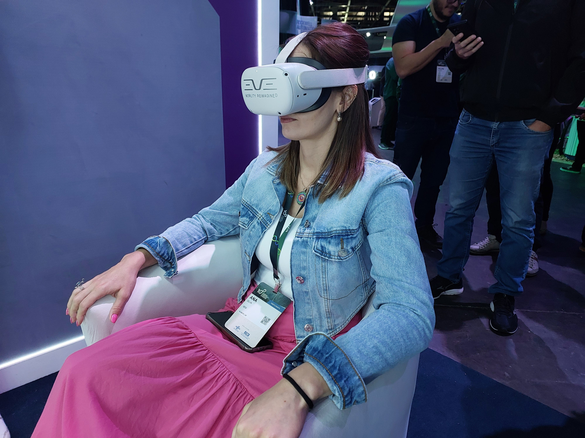 Mulher espera óculos de realidade virtual para simulação de voo urbano - Saulo Junior/Agência O Dia