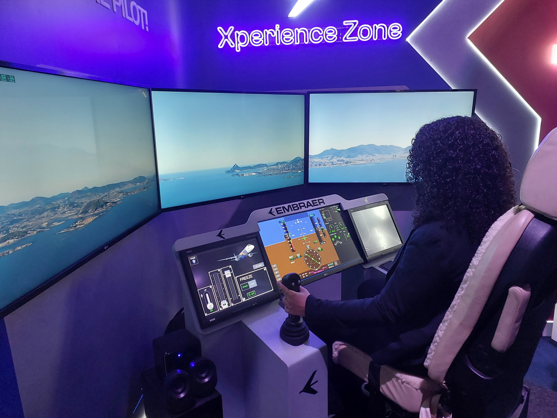 Luiza Almeida durante simula&ccedil;&atilde;o de voo - Saulo Junior/Ag&ecirc;ncia O Dia