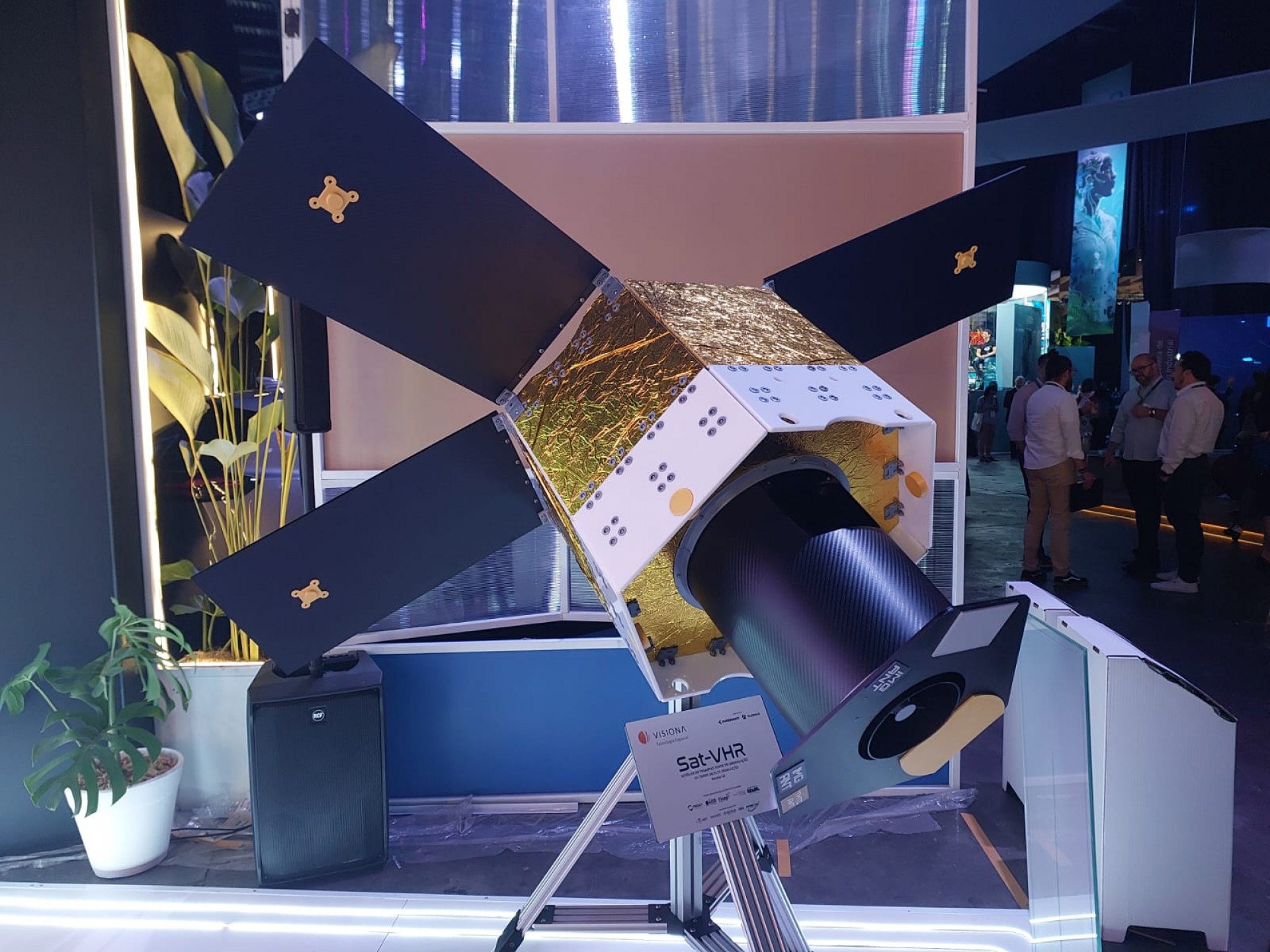 Representação de telescópio de pequeno porte produzido com investimento da Finep foi exibido no evento - Saulo Junior/Agência O Dia