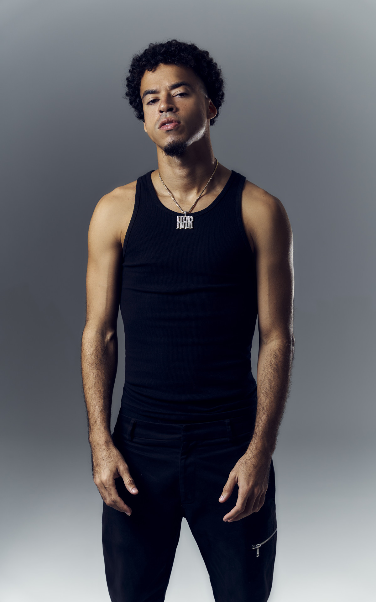 L7nnon presenteia os fãs ao resgatar o lado romântico no single 'Ibiza' - Divulgação / Matheus Gomes