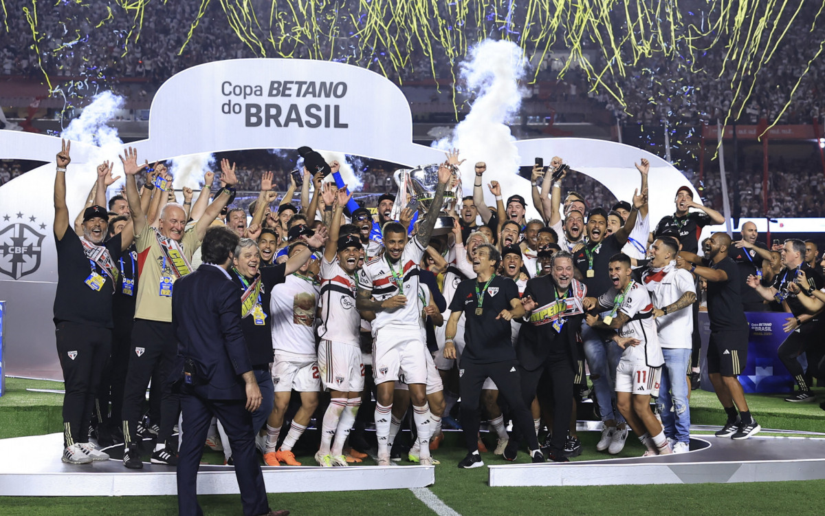 Rafael celebra conquista da Copa do Brasil com o São Paulo: 'Um dos  melhores dias da minha vida