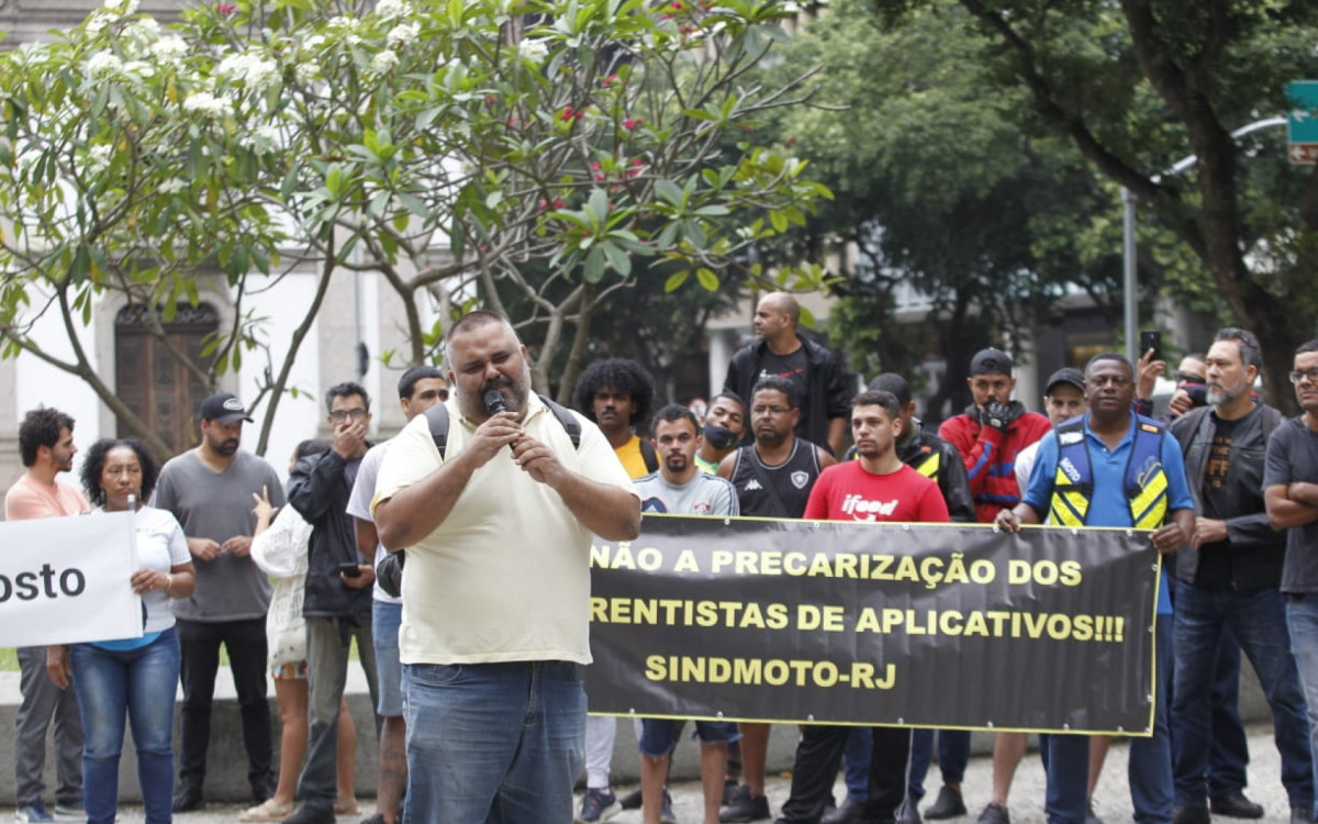 Entregadores realizam protesto em frente à Igreja da Candelária, no Centro do Rio
