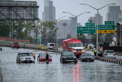 EUA: chuva inunda ruas de Nova York e deixa cidade em estado de emergência