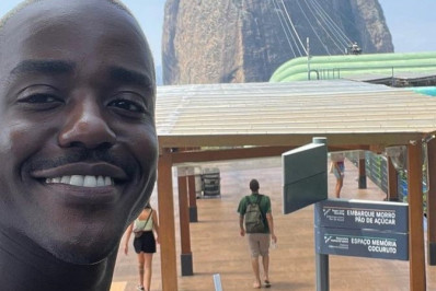 Astro de 'Sex Education' abre álbum de fotos no Rio de Janeiro