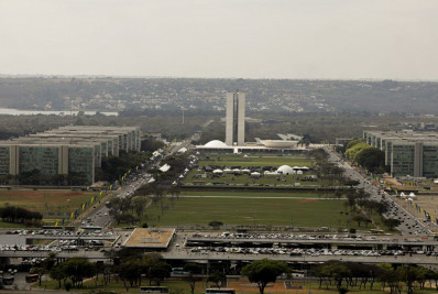 Educação e Transportes lideram novos bloqueios no Orçamento