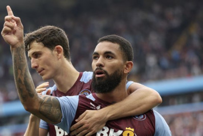 Revelado pelo Vasco, Douglas Luiz entra na mira de gigante inglês