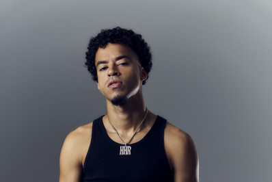 L7nnon enfrenta onda de comentários homofóbicos após foto ousada