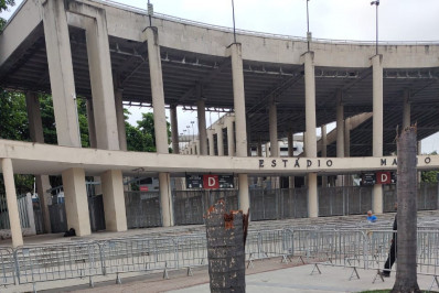 Três homens são presos por derrubar árvore na entrada do Maracanã