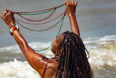 Elisa Lucinda faz topless na praia: 'Sextou'