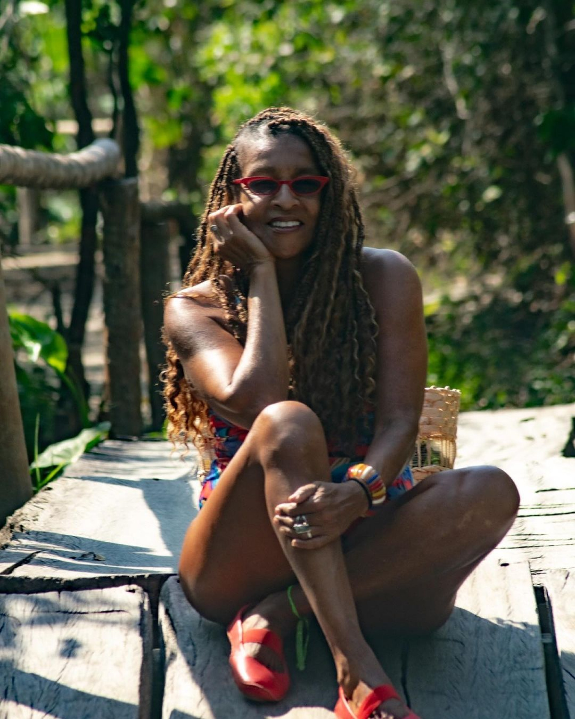 Elisa Lucinda curte praia e faz topless no Espírito Santo - Reprodução Internet