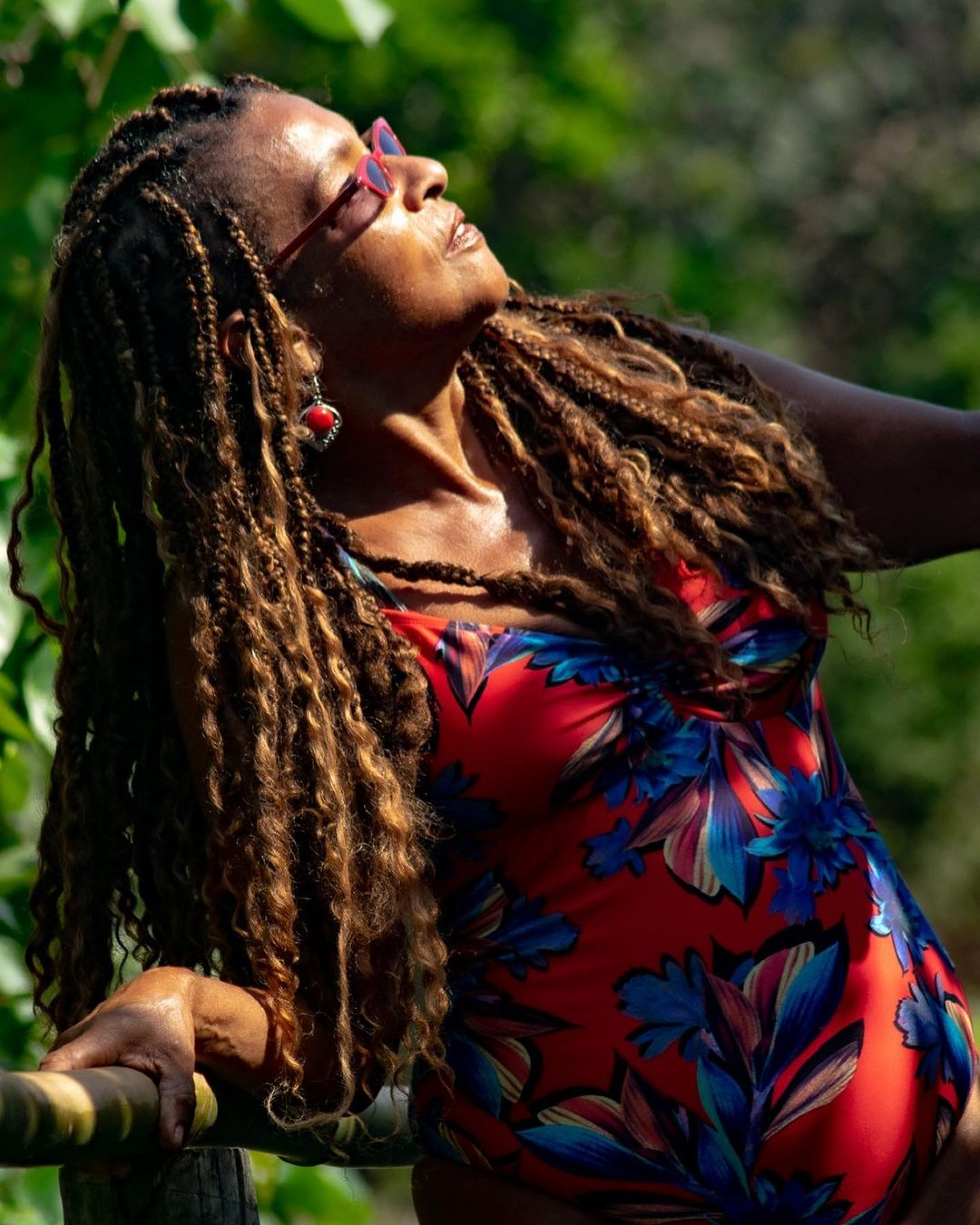 Elisa Lucinda curte praia e faz topless no Espírito Santo - Reprodução Internet