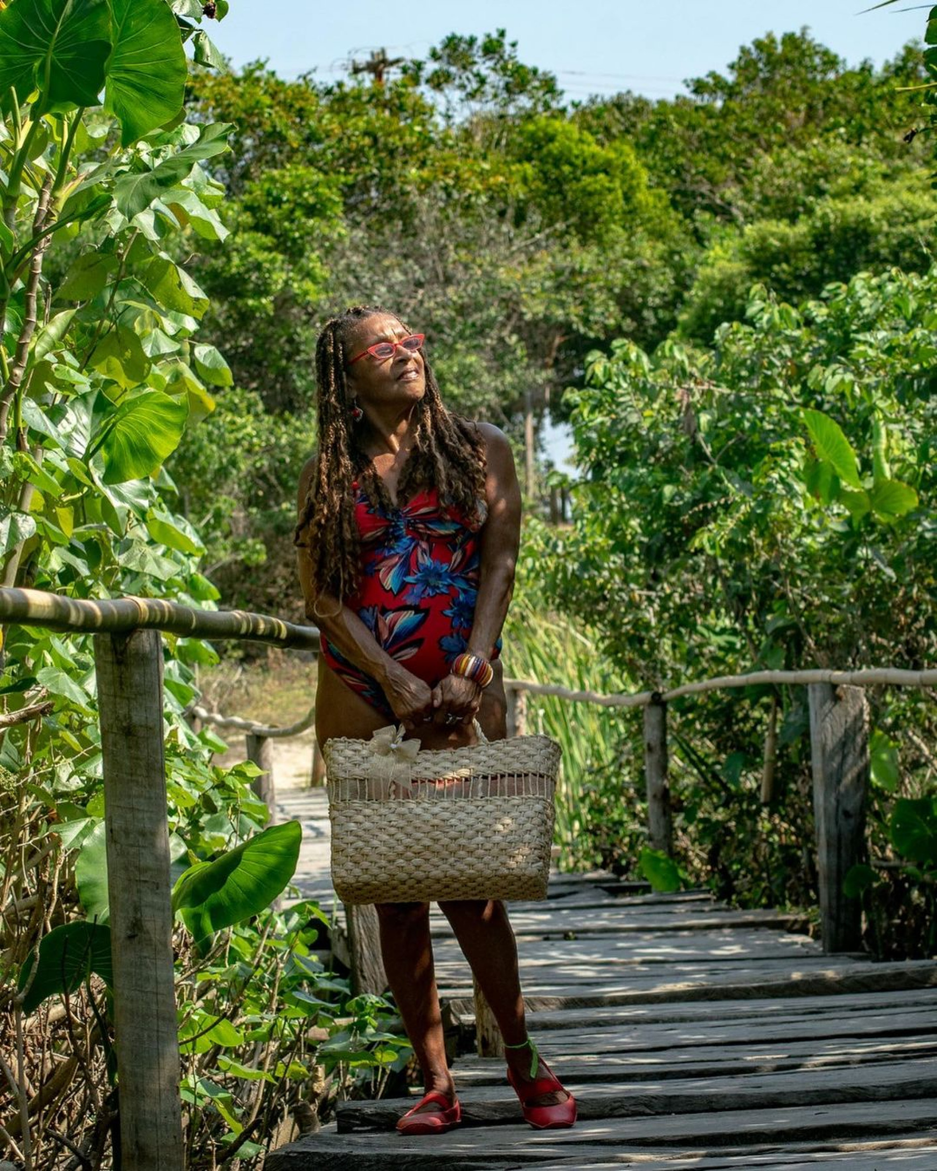 Elisa Lucinda curte praia e faz topless no Espírito Santo - Reprodução Internet