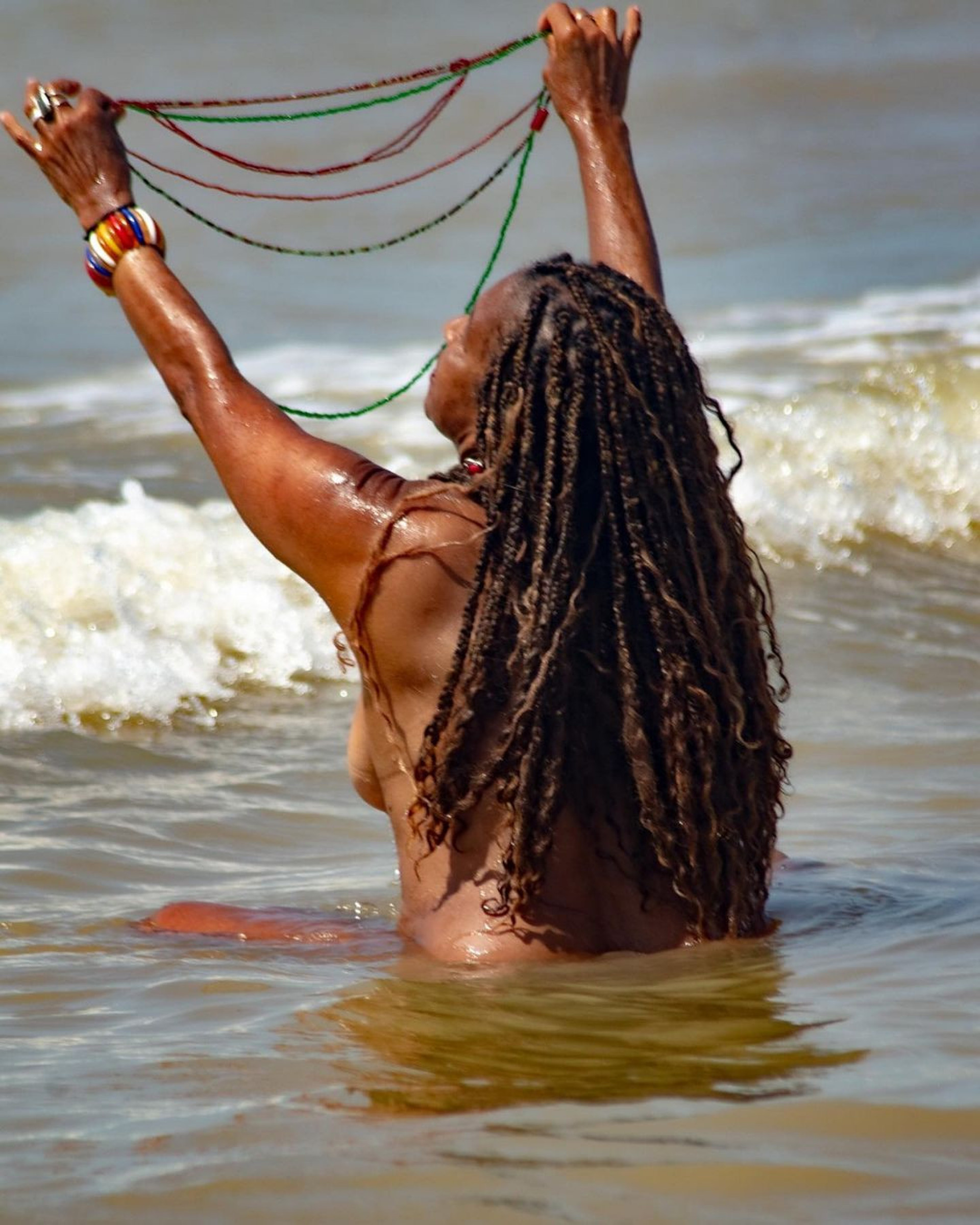 Elisa Lucinda curte praia e faz topless no Espírito Santo - Reprodução Internet