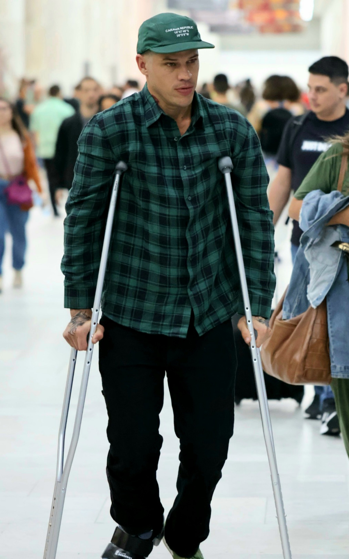 José Loreto foi visto usando muletas ao desembarcar no Rio, nesta sexta-feira