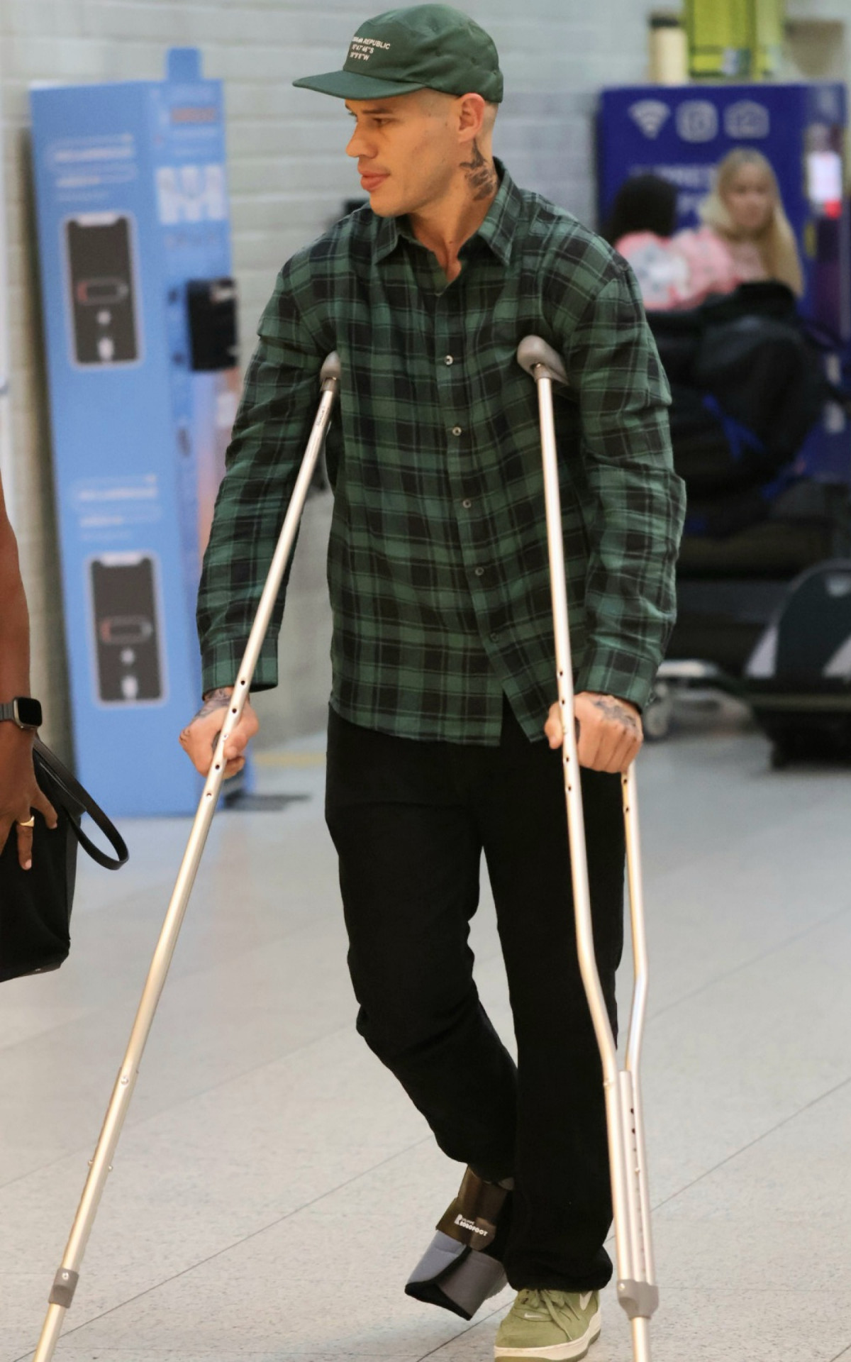 José Loreto foi visto usando muletas ao desembarcar no Rio, nesta sexta-feira