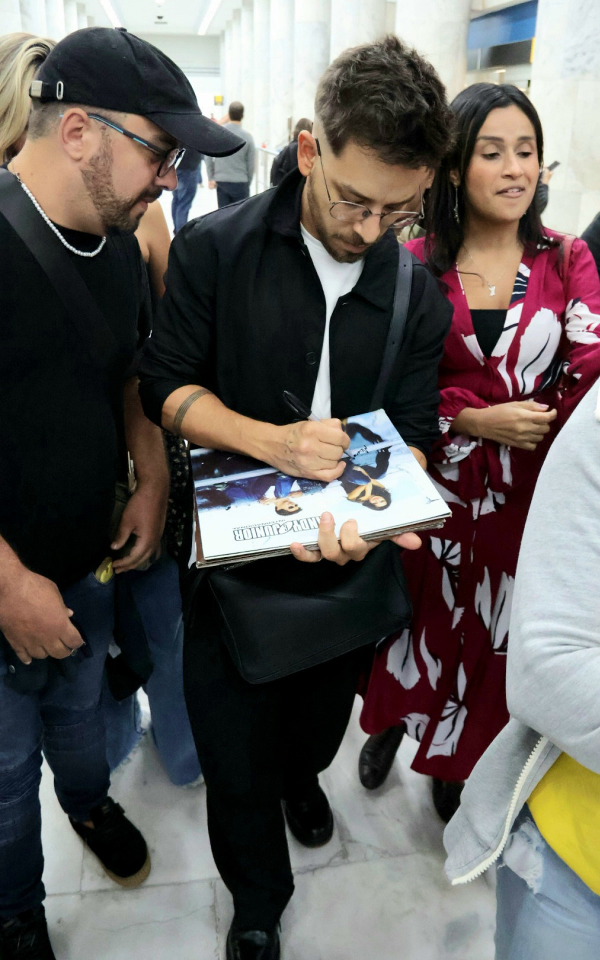 Junior Lima autografou álbuns da dupla Sandy & Junior ao ser abordado por fãs em aeroporto