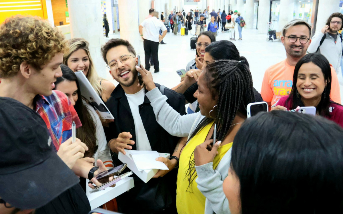 Junior Lima mostrou simpatia ao posar para fotos e interagir com fãs em aeroporto do Rio