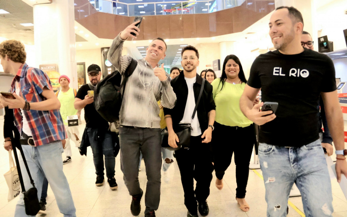 Junior Lima foi abordado por dezenas de fãs, nesta sexta-feira, em aeroporto do Rio