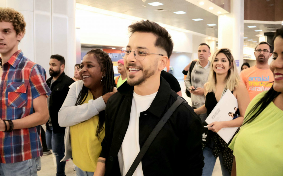 Junior Lima mostrou simpatia ao posar para fotos e interagir com fãs em aeroporto do Rio - Gabriel Rangel / Ag. News