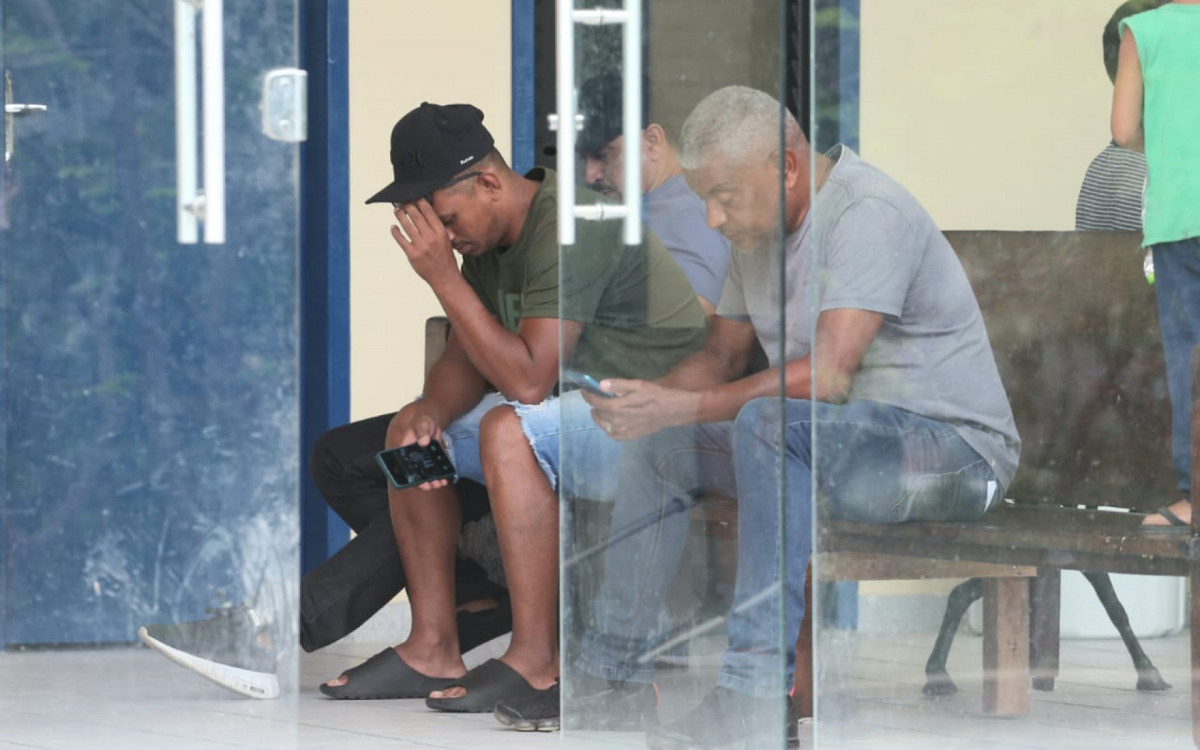 Familiares do casal estiveram no IML, neste sábado (30) - Cleber Mendes / Agência O DIA