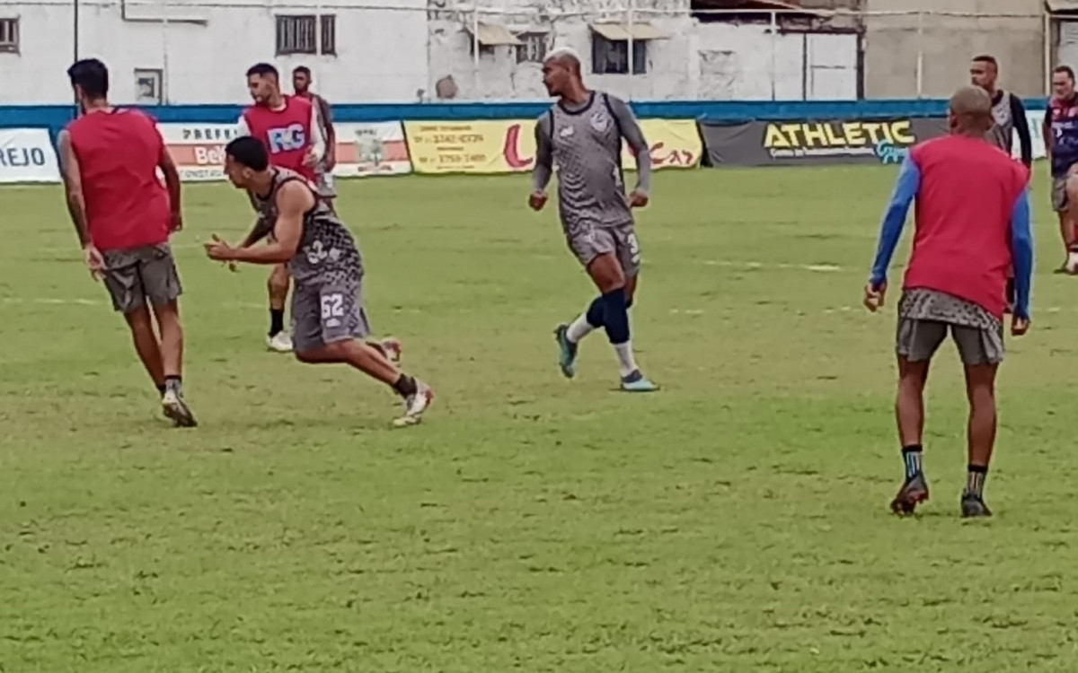 Jogadores do Belford Roxo no último treinamento antes do confronto contra o Búzios