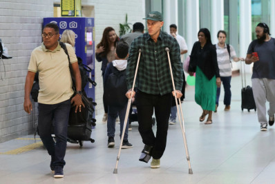José Loreto desembarca em aeroporto no Rio de muletas e com o pé imobilizado