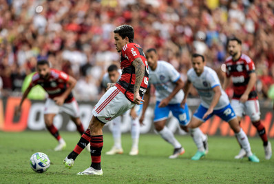 Com um a mais, Flamengo vence o Bahia no primeiro jogo sem Jorge Sampaoli