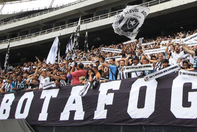 Torcedores do Botafogo fazem festa e incentivam elenco em treino aberto no Nilton Santos