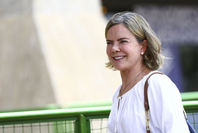 Gleisi Hoffmann passa bem após cirurgia no coração