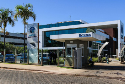 Após cirurgia no quadril, Lula já caminhou e fez fisioterapia, diz boletim médico