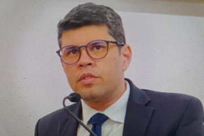 Vereador exibe notas indicando que governo Alfredão pagou por serviços não realizados