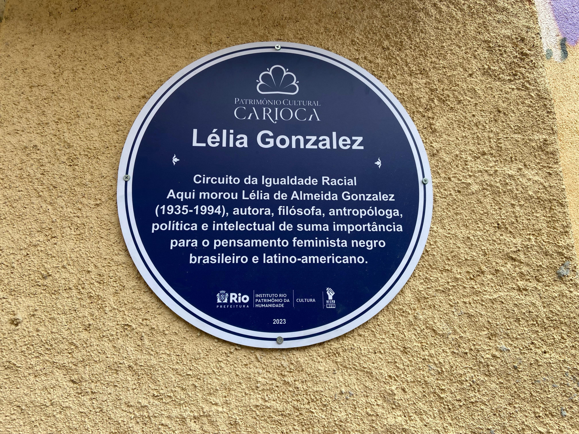 Circuito tem sua primeira placa de patrimônio instalada onde morou Lélia Gonzalez - Divulgação/João Victor Ramirez