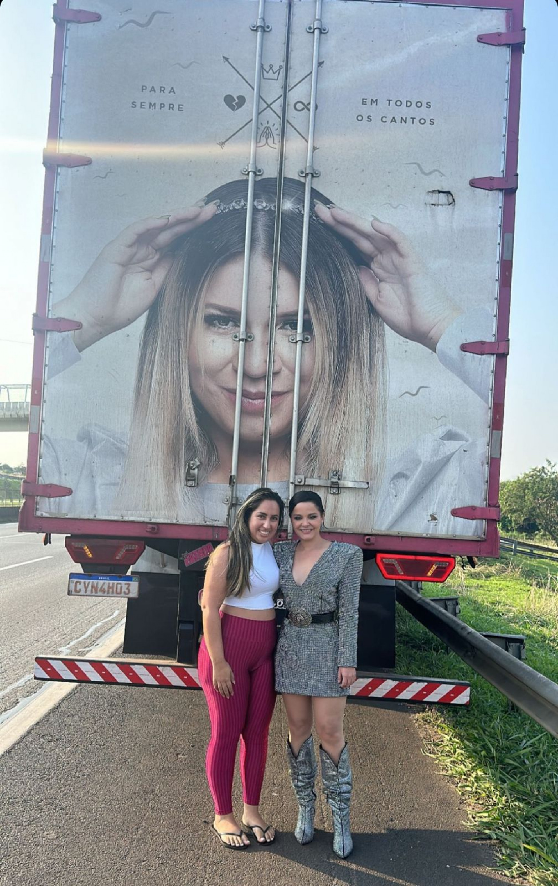 Maraisa para caminhão com foto de Marília Mendonça no meio da estrada