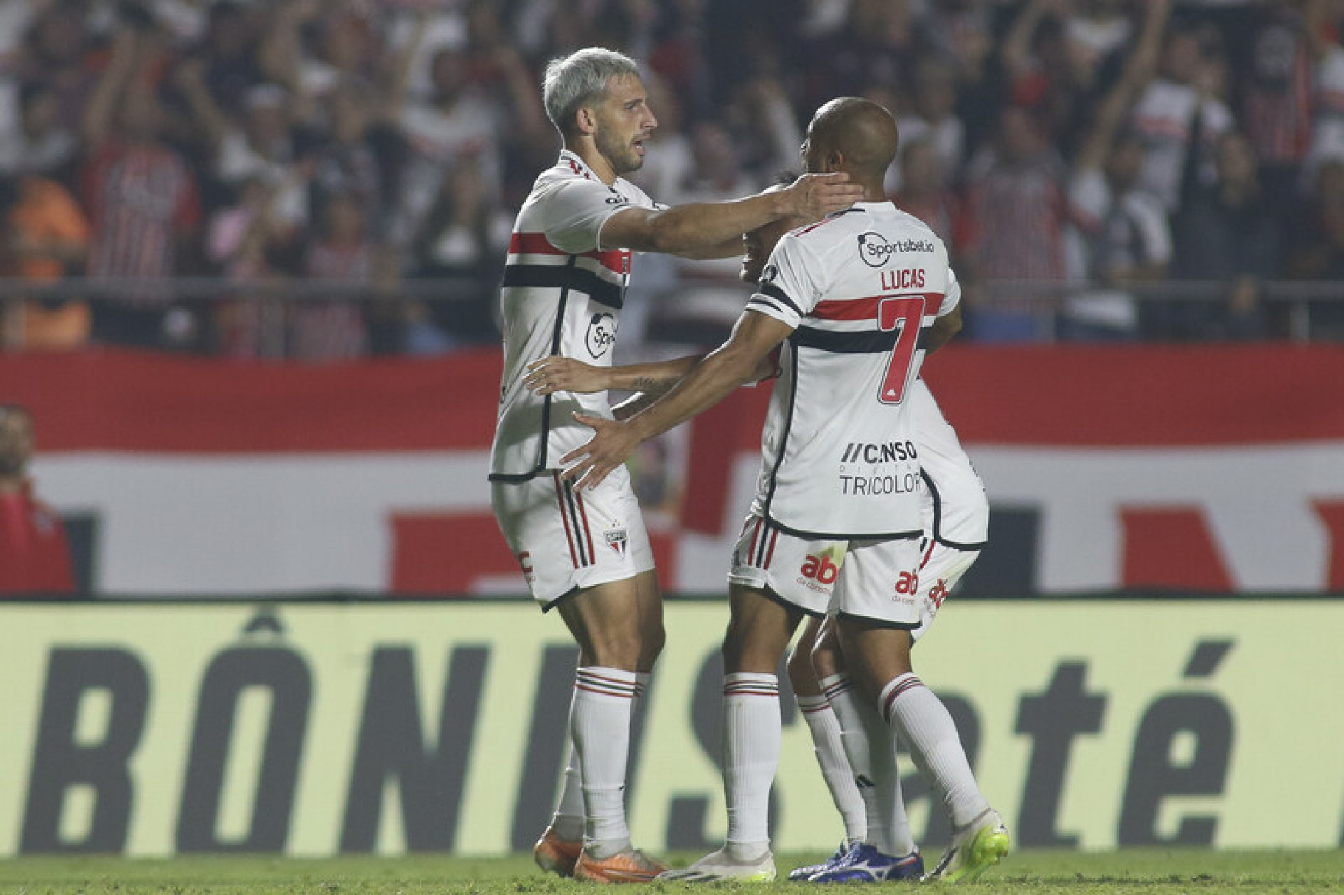 São Paulo vence o Corinthians no Morumbi e redes sociais são