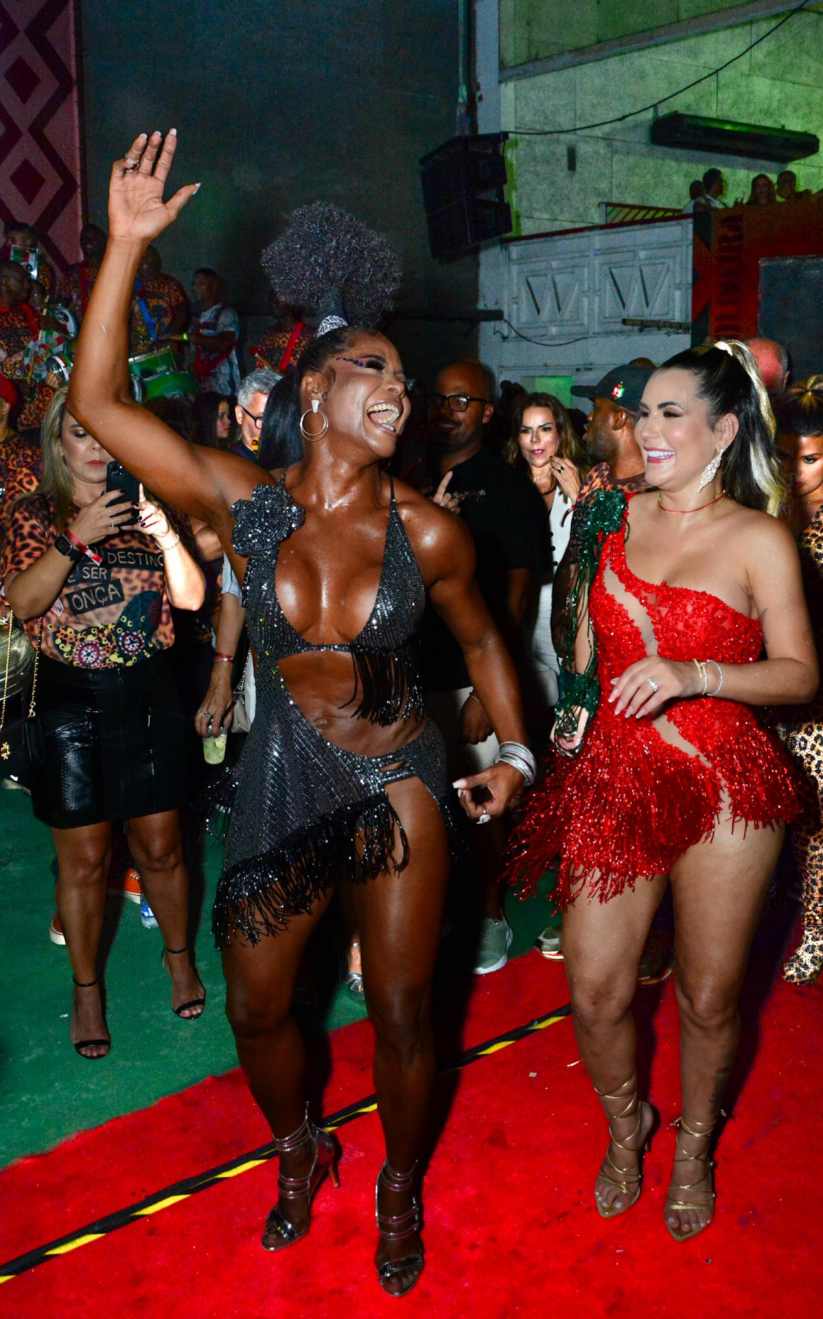 Adriana Bombom e Deolane Bezerra caíram no samba na quadra da Grande Rio